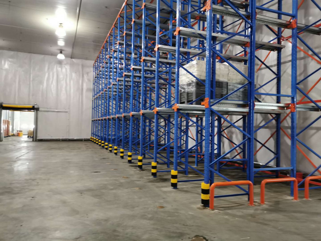 冷库用什么货架比较好？两种类型货架均可满足